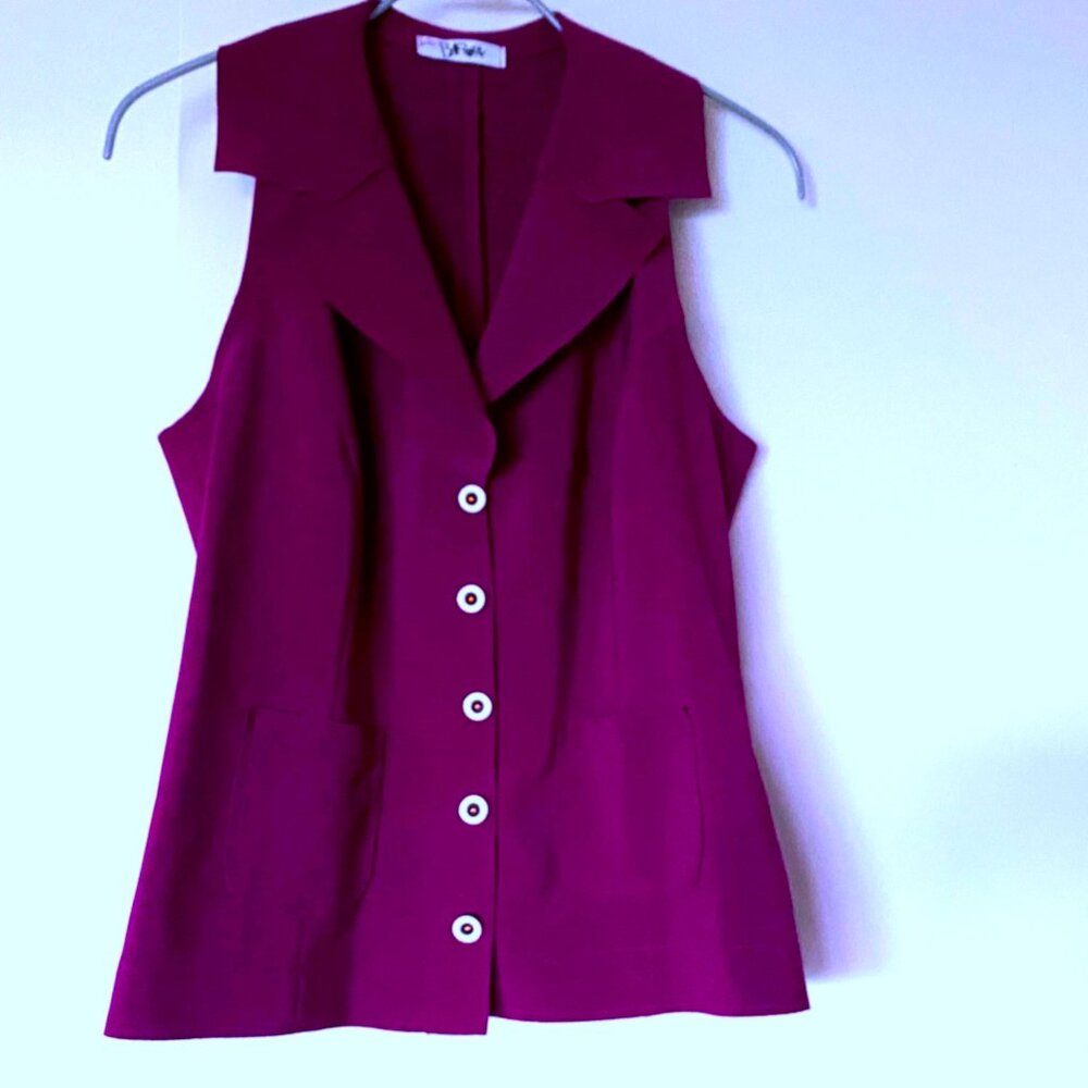 Haut sans manches fushia sans manches et épaules dégagées à l'arrière